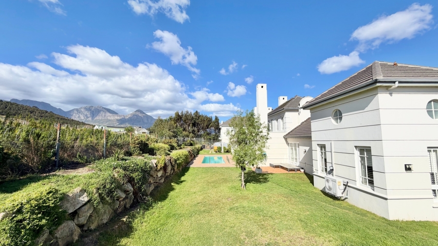 5 Bedroom Property for Sale in Sir Lowrys Pass Village Western Cape